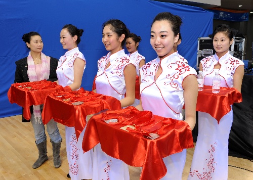 十一運會頒獎禮儀亮相 絕色美女帶妝演練，展現(xiàn)專業(yè)禮儀慶典服務(wù)